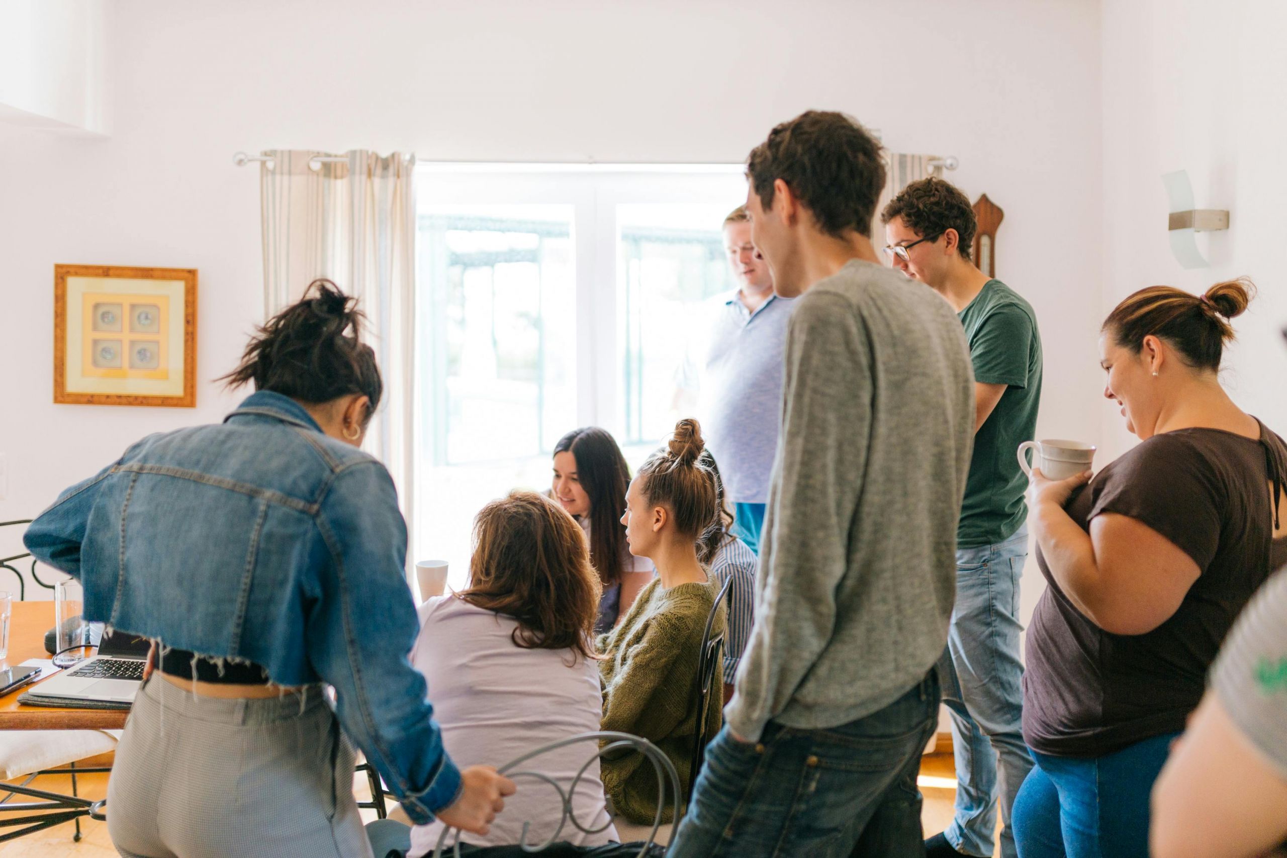 Gruppe von Mitarbeitern in einem Teammeeting, die Ideen und Strategien für betriebliches Gesundheitsmanagement diskutieren